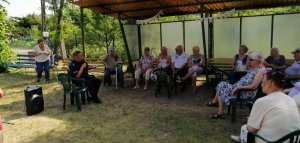 Policjant na spotkaniu z seniorami