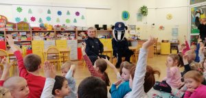 Policjant na spotkaniu z przedszkolakami