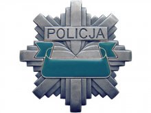 Na zdjęciu jest gwiazda policyjna w kolorze srebrnym z napisem Policja.