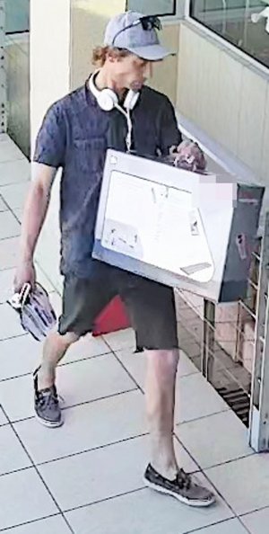 Na zdjęciu widoczny mężczyzna ubrany w koszulkę z krótkim rękawem koloru niebieskiego, krótkie spodenki koloru ciemno-zielonego. Na głowie ma czapkę z daszkiem koloru szarego.
