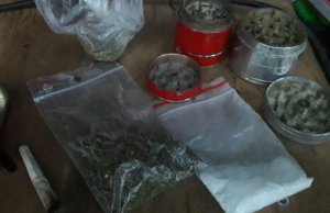 Na zdjęciu widoczne leżące na stole narkotyki w postaci metamfetaminy koloru białego i marihuana w kolorze brunatno-zielonym.