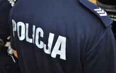 Na zdjęciu widoczny policjant umundurowany, na koszulce napis Policja.