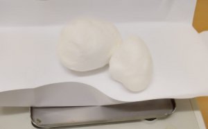 Na zdjęciu widoczne dwie zbrylowane substancje w postaci amfetaminy.