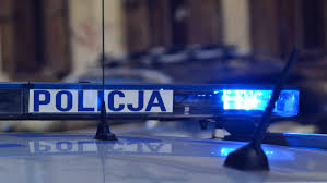 Na zdjęciu widoczny sygnalizator świetlny koloru niebieskiego z napisem Policja.