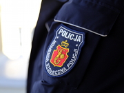Na zdjęciu widoczny mundur policyjny z napisem Policja.