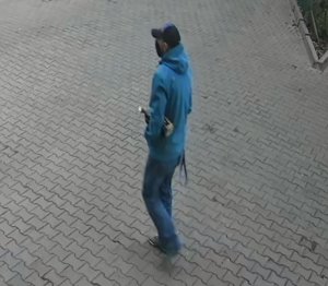 Na zdjęciu widoczny poszukiwany mężczyzna ubrany w kurtkę koloru niebieskiego, spodnie jeansowe koloru niebieskiego. Na głowie ma czapkę z daszkiem ciemną.