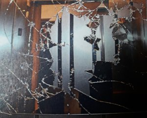 Na zdjęciu widoczne zbite lustro w windzie.