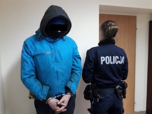 Na zdjęciu widoczny zatrzymany mężczyzna, który stoi przy umundurowanej policjantce.