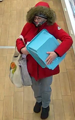 Na zdjęciu widoczna poszukiwana kobieta, ma na sobie czerwoną kurtkę i kaptur na głowie.