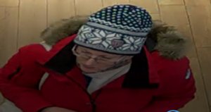 Na zdjęciu widoczna poszukiwana kobieta, ma na sobie czerwoną kurtkę i na głowie czapkę białą w czarne wzory.