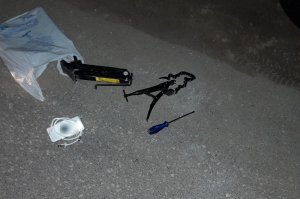 Na zdjęciu widoczne narzędzia, które posiadał zatrzymane mężczyzna jak lewarek, łańcuch do rur, śrubokręt i ładowarka do telefonu.