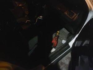 Na zdjęciu na wycieraczce samochodu leży akumulatorowa piła.