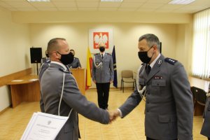 Na zdjęciu umundurowani policjanci w pomieszczeniu świetlicy.