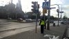 Na zdjęciu widoczny umundurowany policjant stojący przy przejściu dla pieszych.