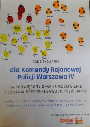Na zdjęciu widoczna kartka z podziękowaniami za spotkanie dla Komendy Rejonowej Policji Warszawa IV.