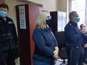 Na zdjęciu widoczny umundurowany policjant wraz z przedstawicielką z zespołu ds. doboru.