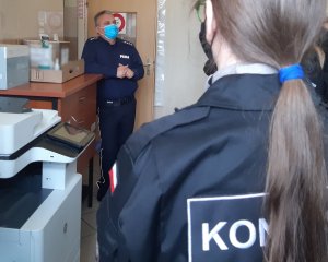 Na zdjęciu widoczny umundurowany policjant wraz uczniami klasy policyjnej.