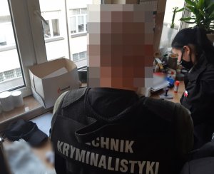 Na zdjęciu widoczny nieumundurowany policjant wraz uczniami klasy policyjnej.