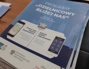 Na zdjęciu widoczna ulotka Dzielnicowy bliżej Nas.