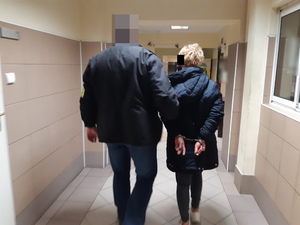 Na zdjęciu widoczny nieumundurowany policjant i zatrzymana kobieta.
