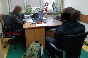 Na zdjęciu widoczna nieumundurowana policjantka, obok jest zatrzymany mężczyzna.