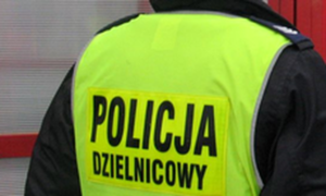 Na zdjęciu widoczny umundurowany policjant z napisem na żółtej kamizelce Policja Dzielnicowy.