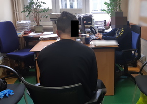 Na zdjęciu widoczna nieumundurowana policjantka i zatrzymany mężczyzna.