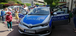 Na zdjęciu widoczny radiowóz i dzieci.