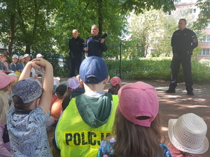 Na zdjęciu widoczne dzieci na spotkaniu z policjantami.