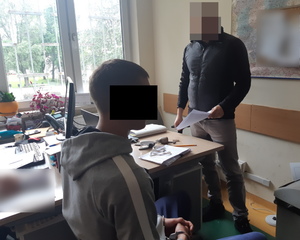Na zdjęciu widoczny nieumundurowany policjant i zatrzymany mężczyzna.