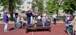 Na zdjęciu widać umundurowanych policjantów i dzieci.