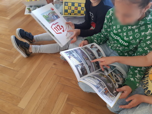 Na zdjęciu widoczne dzieci trzymające w ręku książeczki.