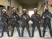 Na zdjęciu widoczni umundurowani portugalscy policjanci.