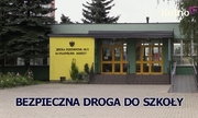 Na zdjęciu widoczny budynek szkoły i napis bezpieczna droga do szkoły.