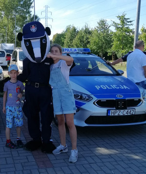 Na zdjęciu widoczna policyjna maskotka oraz dzieci.