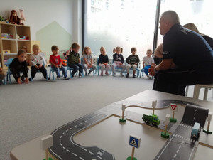 Na zdjęciu widoczni policjanci i dzieci.