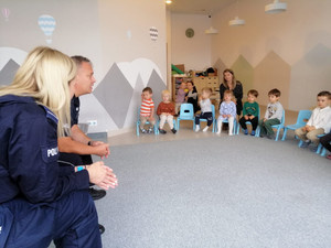 Na zdjęciu widoczni policjanci i dzieci.