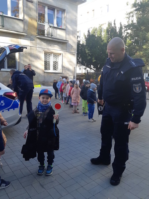Na zdjęciu widoczne dzieci i policjanci.