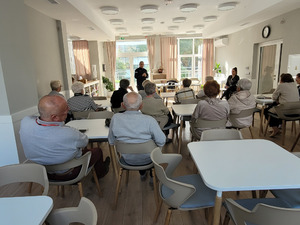 Na zdjęciu widać seniorów i policjantkę.
