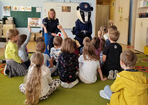 Na zdjęciu widoczna umundurowana policjantka, policyjny Borsuk i dzieci.