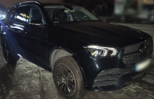 Na zdjęciu widać czarny mercedes.