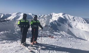 Na zdjęciu widać dwie osoby na nartach.