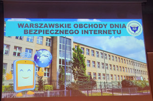 Na zdjęciu widać napis warszawskie obchody dnia bezpiecznego internetu.