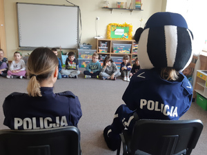 Na zdjęciu widać dzieci, policjantkę i policyjnego Borsuka.