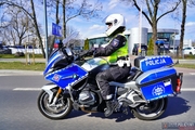 Na zdjęciu widać motocykl i policjanta.