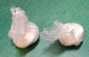 Na zdjęciu widać dwa woreczki z zawartością białej substancji.