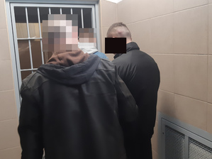Na zdjęciu widać nieumundurowanego policjanta i zatrzymanego mężczyznę.