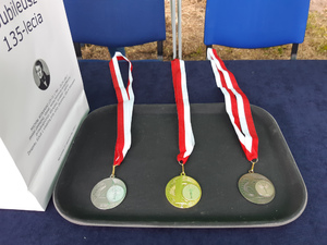Na zdjęciu widać trzy medale.