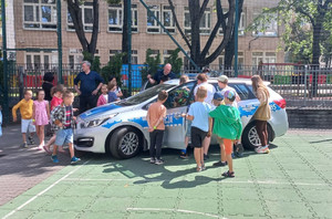 Policjant, radiowóz i dzieci.