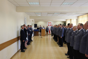 Policjanci i goście w świetlicy.